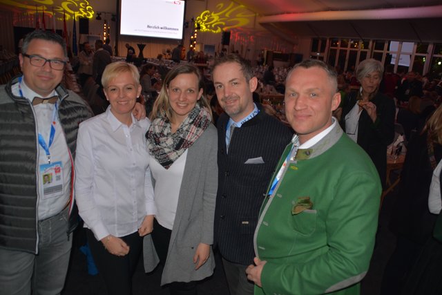 Das Catering übernahmen die "Tiroler &amp; Südtiroler Kraft Event Partner" mit dem Seefelder Michael Jank, Bernd Schwienbacher und Simon Schenk. Sie sind während der WM für die Verköstigung der VIP-Gäste im Bereich Gold und Silber zuständig.