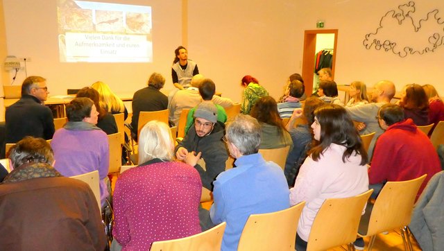 Schutzgebietsbetreuer Philipp Larch stand den zahlreichen Interessierten beim Infoabend in Kramsach Rede und Antwort. | Foto: Florian Haun
