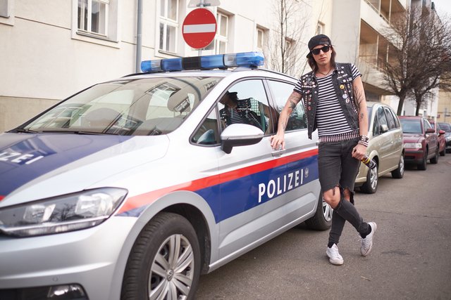 Statt Öffis setzt Marco Pogo auf den Abholservice der Polizei. "Kickl, heast Kickl, geh fia uns nu a Stickl" lautet eine Textzeile des Songs "Heute fahr ma Polizei". | Foto: Arnold Burghardt