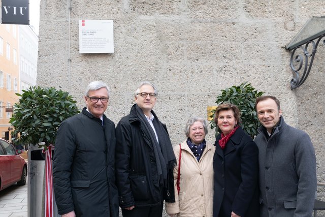 Bürgermeister Preuner, Gastredner Arturo Larcati (Direktor Zweig Zentrum), Hanna Feingold, Festspielpräsidentin Helga Rabl-Stadler und Vizebürgermeister Auinger bei der Umbenennung in Stefan Zweig Platz. | Foto: Stadt Salzburg / J. Knoll