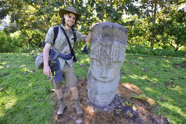 Im  "Lore Lindu Nationalpark Indonesien" organisierte Mario Schwaiger Touren. Niemand weiß, wer diese Skulptur gebaut hat. Sie wird als "die Dame" bezeichnet.  | Foto: KK