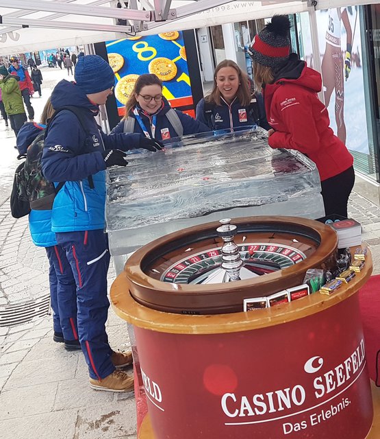Highlight vor dem Casino: Ein eigens angefertigter Roulettetisch aus Eis. | Foto: Casino Seefeld