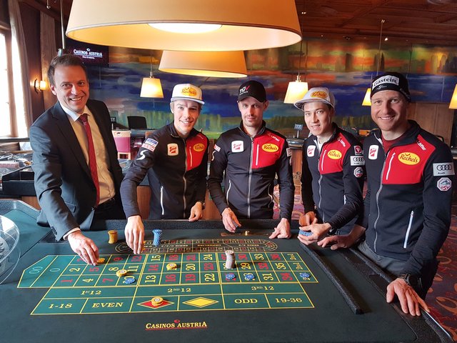 Treffen mit den Nordischen Kombinierern im Casino Seefeld: v.l.n.r.: Dir. Martin König, Franz-Josef Rehrl, Lukas Klapfer, Mario Seidl, Bernhard Gruber. | Foto: Casino Seefeld