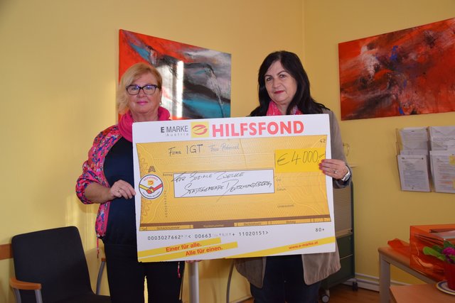 Elisabeth Pobernel (r.) übergibt einen symbolischen Scheck über 4.000 Euro an Angelika Opriessnig vom Sozialreferat der Stadtgemeinde Deutschlandsberg. | Foto: KK