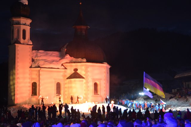 Am Fuße des Seekirchls marschierten die 62 teilnehmenden Nationen ein, daneben performten mehrere Feuerkünstler.