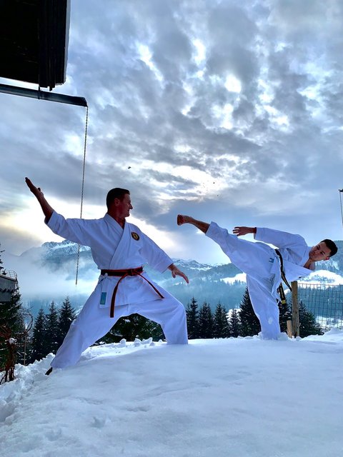 &lt;f&gt;Sieht leicht aus:&lt;/f&gt; Solche Posen sind nur etwas für erfahrene Chun-Chi-Dao-Sportler. Am Anfang lernt man anderes | Foto: Privat