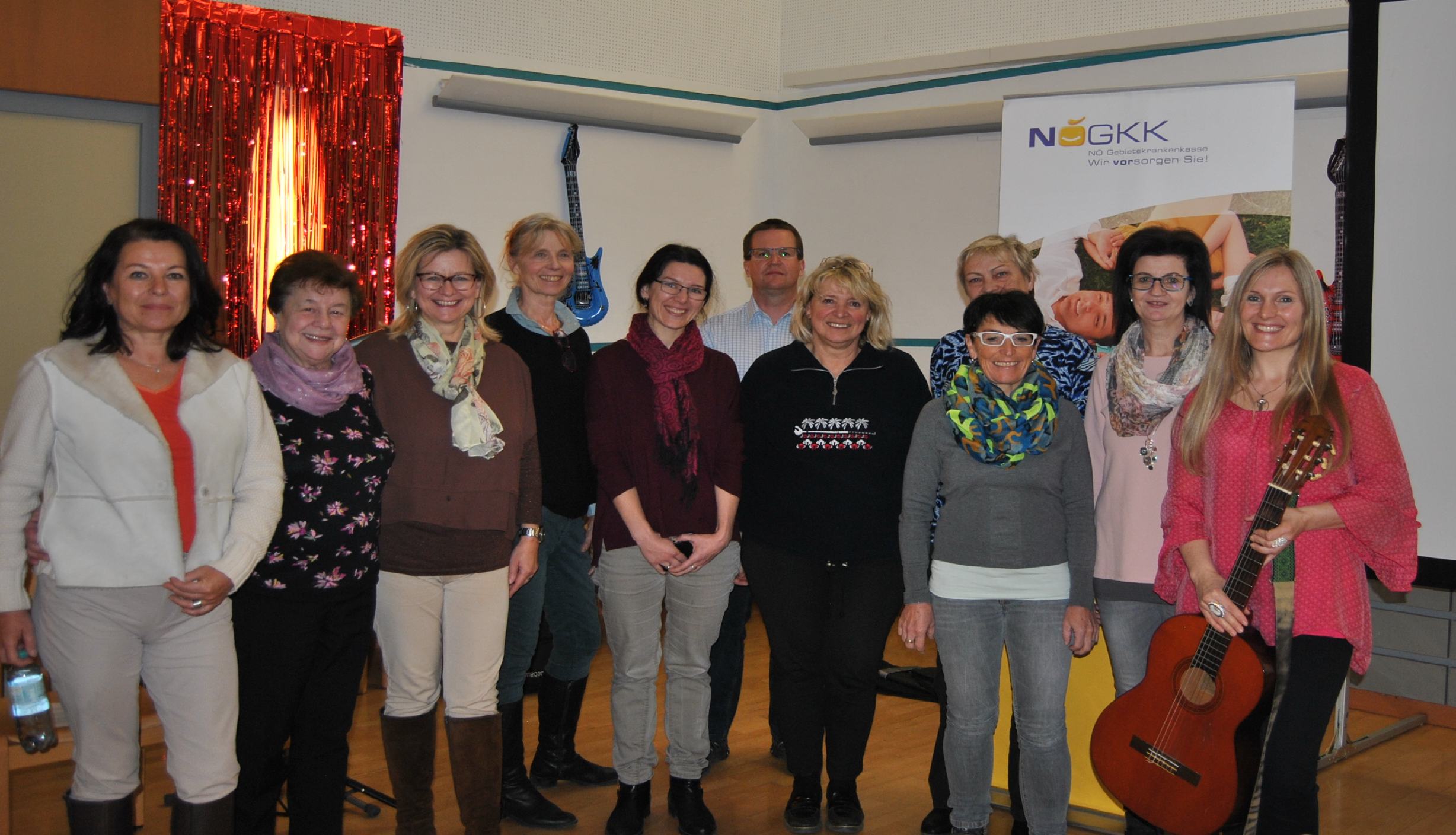 Gesangstherapeutin Eveline Skarek (rechts mit Gitarre) konnte die knapp 40 Besucher zu einem spontanen Chor formen! Es wurde fleißig mitgesungen und gemeinsam an besserer Atmung gearbeitet.