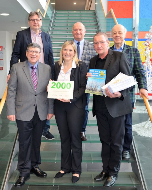 Vizebürgermeisterin Sabine Naderer-Jelinek mit Vertretern der Bürgerinitiative „Grünzug St. Isidor“.