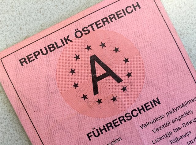 Dass er keine Lenkerberechtigung besitzt, kümmerte den 23-jährigen Autolenker nicht: Er wurde insgesamt 45 Mal ohne "Schein" erwischt.