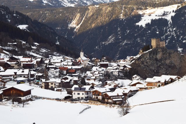 Ein umstrittener Grundstücksdeal in Ladis war der Grund für den Erlass einer Vertragsraumordnung im  Lader Gemeinderat. | Foto: Schwarz