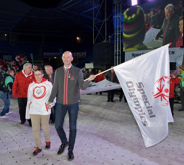 Erfreut: In Graz übergab Jürgen Winter vor zwei Jahren gemeinsam mit Athletin Johanna Pramstaller die Special-Olympics-Flagge an Abu Dhabi. 
 | Foto: GEPA