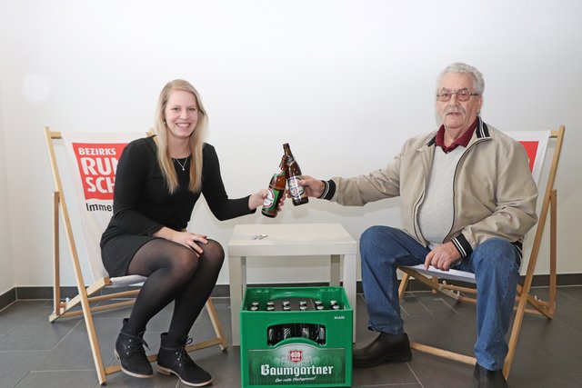 Melanie Bachmayer und ihr Opa Willi Laher zeigen vor, wie's geht. Einfach Bild mit einem Baumgartner Bier machen und einsenden.