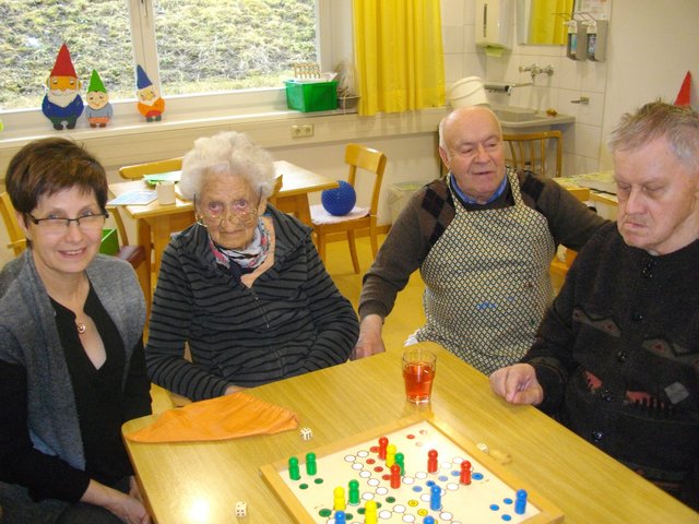 Freiwillige Helferin mit BewohnerInnen des Heimes Santa Katharina in Ried i. O. beim „Mensch ärgere dich nicht spielen". | Foto: Heim Santa Katharina in Ried. i.O.