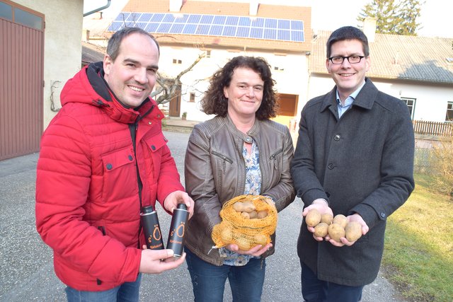Landwirt Michael Planer, Bezirksbäuerin Magdalena Grabler und Bezirksbauernkammer Obmann-Stellvertreter Lorenz Mayr.