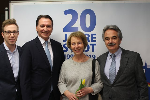 Notar Walter Zimmermann (am Bild mit Gattin und Sohn) erhielt von Bgm. Alexander Vojta die Goldene Ehrennadel der Stadtgemeinde Gerasdorf bei Wien überreicht. | Foto: Stadtgemeinde Gerasdorf