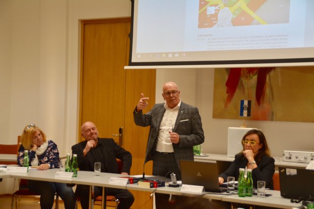 Bgm. Georg Rosner berichtete u.a. über eine geplante neue Straße als Entlastung für die Dornburggasse.