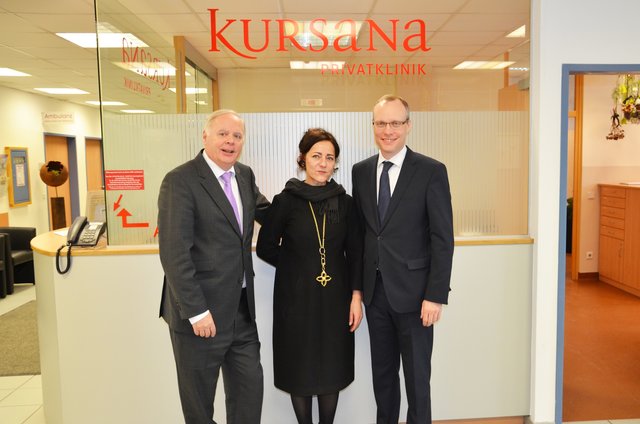 TGKK-Obmann Werner Salzburger und Hauptverbandschef Alexander Biach (re.) mit GZW-Geschäftsführerin Eva Maria Keller. | Foto: TGKK/Walch