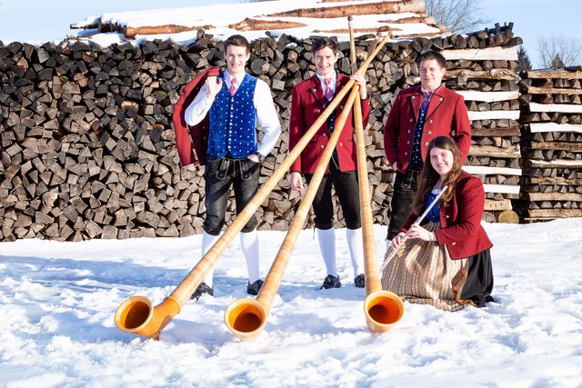 Solistische Darbietungen beim Frühjahrskonzert der Musikkapelle Mühlheim am Inn (v.l.n.r.): Michael Feköhrer, Florian Mayer und Richard Stephan sorgen beim Alphorn-Solo "Begegnung" für einen wahren Augen- und Ohrenschmaus. Viktoria Frauscher wird an der Querflöte mit dem Stück "Song and Dance" ihr Können eindrucksvoll unter Beweis stellen. | Foto: ahfotografie.com