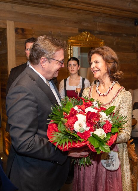 Tiroler LH Günther Platter überreicht Silvia von Schweden einen Blumenstrauß.
