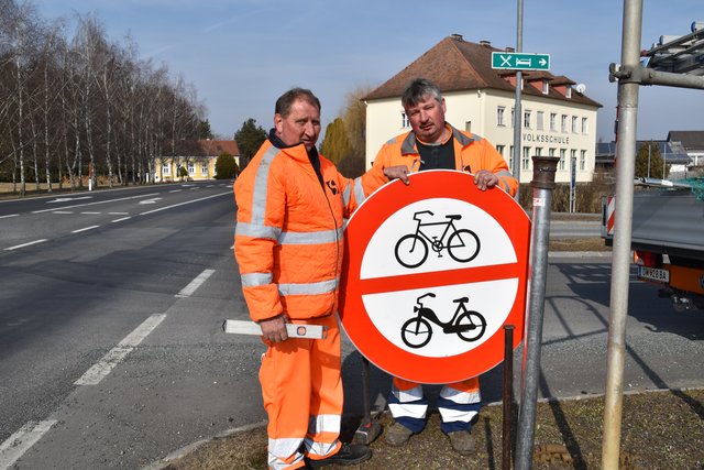 Das neu montierte Schild "Fahrverbot für Fahrräder und Motorfahrräder" ersetzt das vorherige Autostraßen-Schild.
