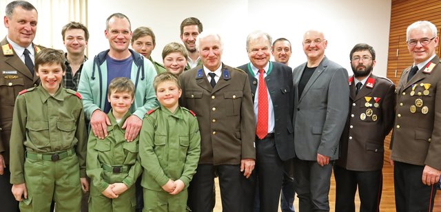 Ausgezeichnete und angelobte Feuerwehrmitglieder im Kreise der Ehrengäste. | Foto: FF Bad Goisern