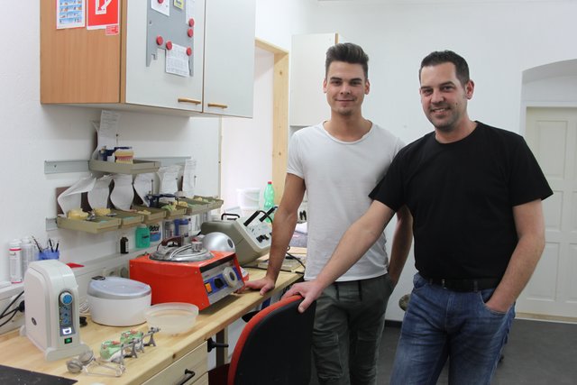 Dominik Kacinari mit Sohn und Lehrling Luca. | Foto: Veronika Mair