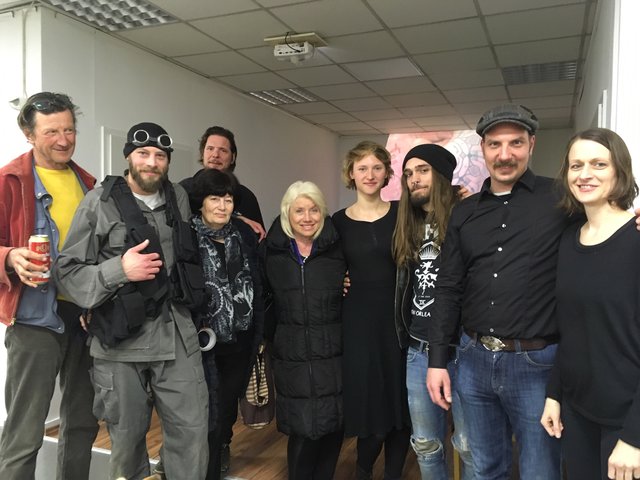 "Im Bau": Hubsi Kramar, Michael Kuglitsch, Mama Gertrud Kuglitsch, (hinten) Gerhard Fresacher, Elisabeth Binter, Jana Thomaschütz, Nicola Candussi, Manfred Plessl, Sieglinde Größinger