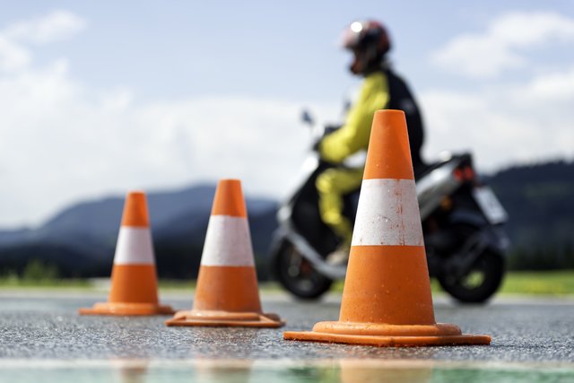 Fahrschulinhaber Steininger wäre recht, wenn es zwar bei den acht Fahrstunden bliebe, die Stunden auf offener Straße dafür mehr werden würden.