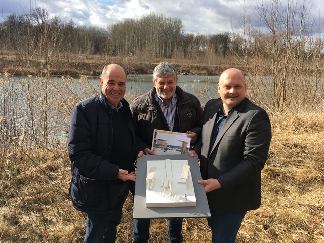 Die Bürgermeister Karl Ziegler (l.) und Gerald Wonner (r.) sowie Meistertischler Bertram Ferschli präsentieren das Rastplatzprojekt.