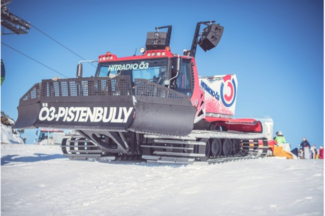 Am Samstag, 9. März macht der Ö3‐PistenBully in Mayrhofen im Zillertal Halt.
Der passende Sound für den ganzen Skitag: Ab 10.00 Uhr sorgt Ö3‐DJ David Gstraunthaler für einen
coolen Skitag beim Iglu Dorf White Lounge am Genießerberg Ahorn auf 2.000 Metern Höhe. Dazu
gibt’s chillige Liegestühle, warme Kuscheldecken und romantische Schwedenfeuer – auf eine coole
Pistenparty!