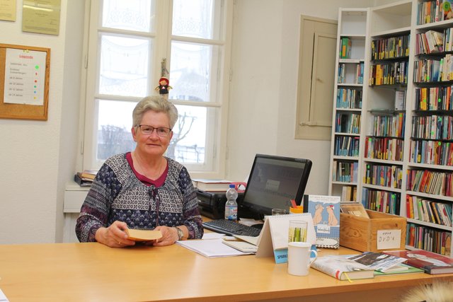 Klara Leber ist Bibliothekarin und leitet seit 1996 die öffentliche Bücherei der Pfarre Fügen