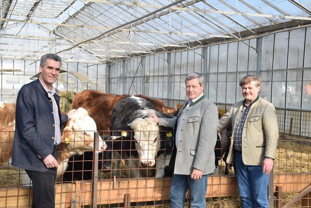 Regionale Produkte zu fördern und den Bauernstand dadurch zu erhalten ist Fritz Buchinger, Hermann Dam und Josef Meyer ein großes Anliegen. | Foto: Baumann