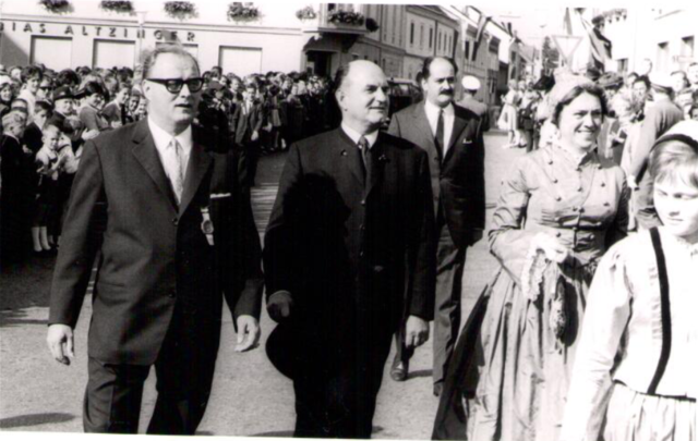 Beim Festakt zur Stadterhebung 1969: Bürgermeister Josef Waidhofer (li.) und Bundeskanzler Josef Klaus. | Foto: Archiv Heimathaus Stadtmuseum Perg