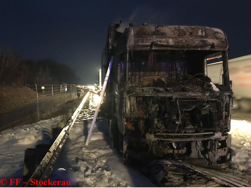 Der LKW brannte völlig aus.
