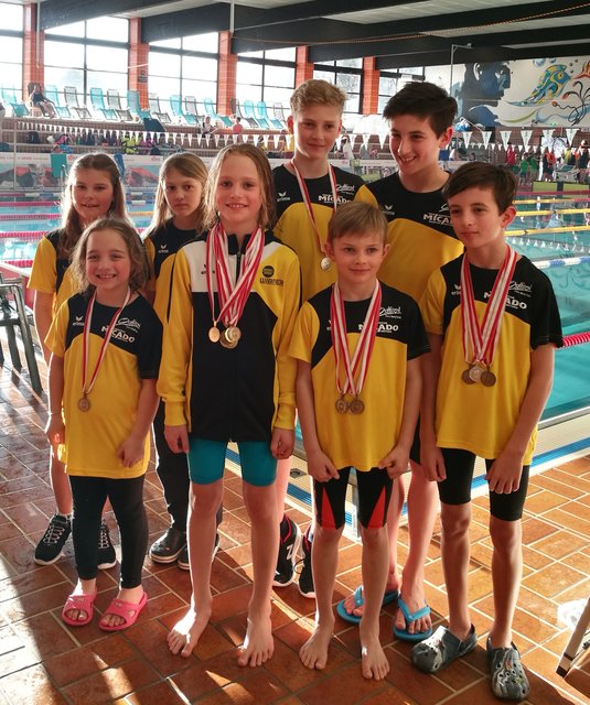 Die erfolgreichen Osttiroler SchwimmerInnen Anna Nemmert, Matthäus Presslaber, Karl Kastner, Leo Preyer (v.v.l.), Lea Tabernig, Theresa Riepler, Nico Tabernig und Luis Preyer (h.v.l.) | Foto: SUOT