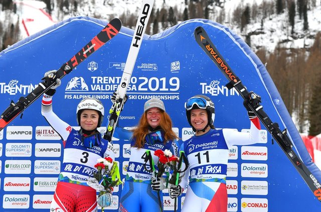 Julia Scheib jubelt als Zweite auf dem Siegerpodest über Silber bei der Junioren-WM in Val di Fassa. | Foto: valdifassa2019.com