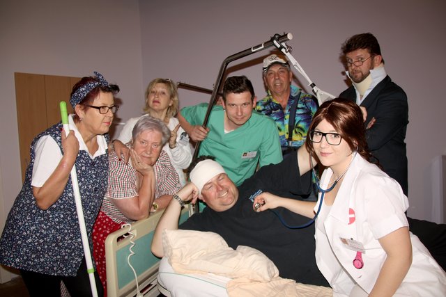 Das "Vulkstheata" Pölfing-Brunn landet heuer im Krankenhaus: mit dem Stück "Alles wegen 7 Äpfel" von Gerhard Schreiner (rechts hinten) | Foto: Vulkstheata