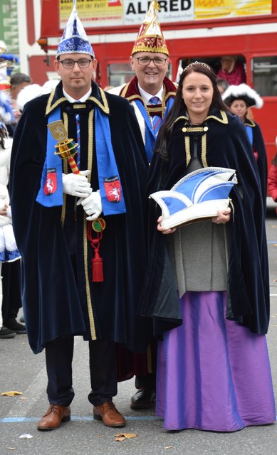 Prinzenpaar 2018/2019: Carina die Erste von Haider Druck und Blaulicht und Prinz Gerhard der Erste von Hagebau und Feuerwehr mit Präsident Alfred Brandner.  | Foto: BezirksRundschau
