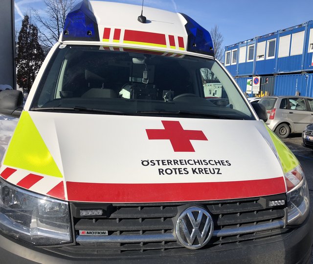 Zwei Verletzte wurden mit der Rettung ins Landeskrankenhaus Tamsweg gebracht (SYMBOLBILD)
