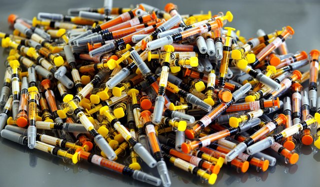 Quantität statt Qualität: Das Risiko von Fehlreaktionen steigt, wenn Impfstoffe Wirkverstärker enthalten.