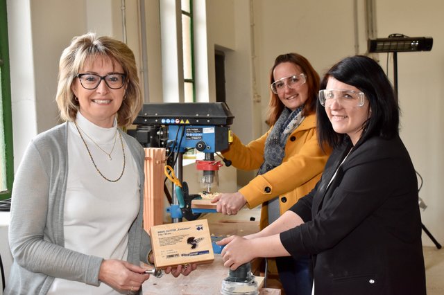 Ingeborg Krainer (ZAM-Regionalleiterin), Petra Rainer (ZAM-Betriebskontakterin und Trainerin) und Lisa Wetl (ZAM-Trainerin) in der Werkstatt am Deutschlandsberger Standort.
