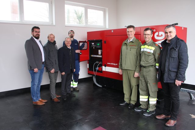 "Feuerprobe" für das Aggregat: Robert Lang, Karl Puchas, Josef Ober, Philipp Lang, Johannes Matzhold, Peter Baptist, Josef Gsöls (v.l.) simulierten im Einsatzzentrum in der Gleichenberger Straße einen Stromausfall.