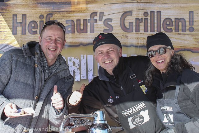 Grillweltmeister Adi Matzek (Bildmitte) mit seinem Team. | Foto: TVB Saalbach