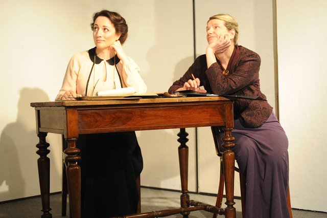 Petra Pecha und die Autorin Susanna Oberforcher als zwei der drei "Zeitungsweiber".