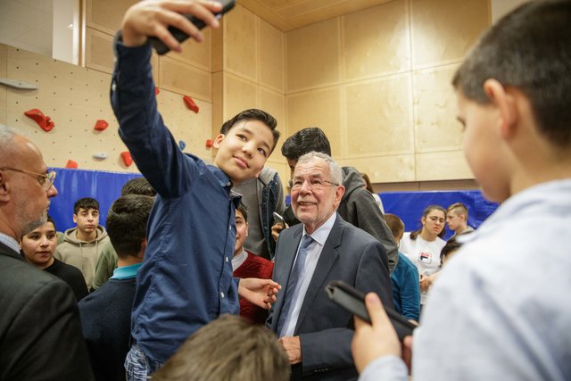 Bundespräsident Alexander Van der Bellen war bei seinem Besuch an der NMS Brüßlgasse ein begehrter Selfie-Partner. | Foto: HBF/Peter Lechner