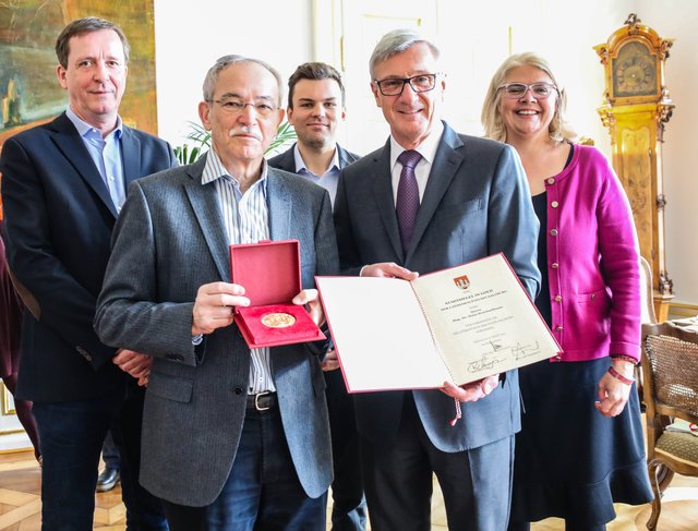 Bürgermeister Preuner verlieh das Stadtsiegel in Gold an Hans Weichselbaum. | Foto: Stadt Salzburg/J.Knoll