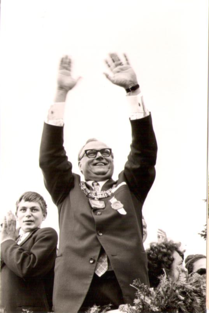 Bürgermeister Josef Waidhofer mit der von der Sparkasse gesponserten Bürgermeisterkette. | Foto: Archiv Heimathaus Stadtmuseum Perg
