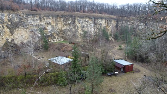 Nachdem man den Steinbruch Baxa passiert hat, kommt man zum Klettergarten der Naturfreunde Mannersdorf.