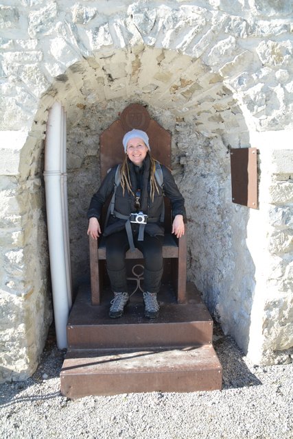 Schneeschuh-Wanderung mit Regionauten: Wie einst Adelheid von Reinsberg thront Manuela Majer auf der Burgruine. | Foto: Roland Mayr