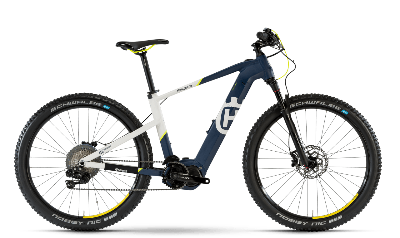 Zum Saisonstart gibt's das Husqvarna LC5 um fast 700 Euro günstiger. Das Sport-Bike mit der Luxusausstattung (Beschreibung siehe Kasten) gibt es jetzt statt 4.199 Euro um 3.499 Euro. Das Angebot gilt nur, solange der Vorrat reicht.